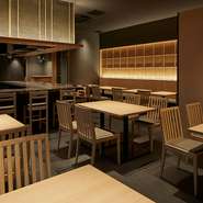 店内は間接照明を効果的に使い、木目調の色彩で統一。落ち着ける雰囲気の中でゆっくりと食事を楽しむことができます。誕生日や記念日など大切な日のデートにはもちろん、接待などのビジネスシーンにもピッタリです。