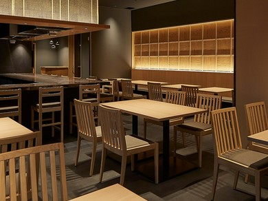 ゆっくりと食事を楽しめる、シンプルモダンで統一感ある空間