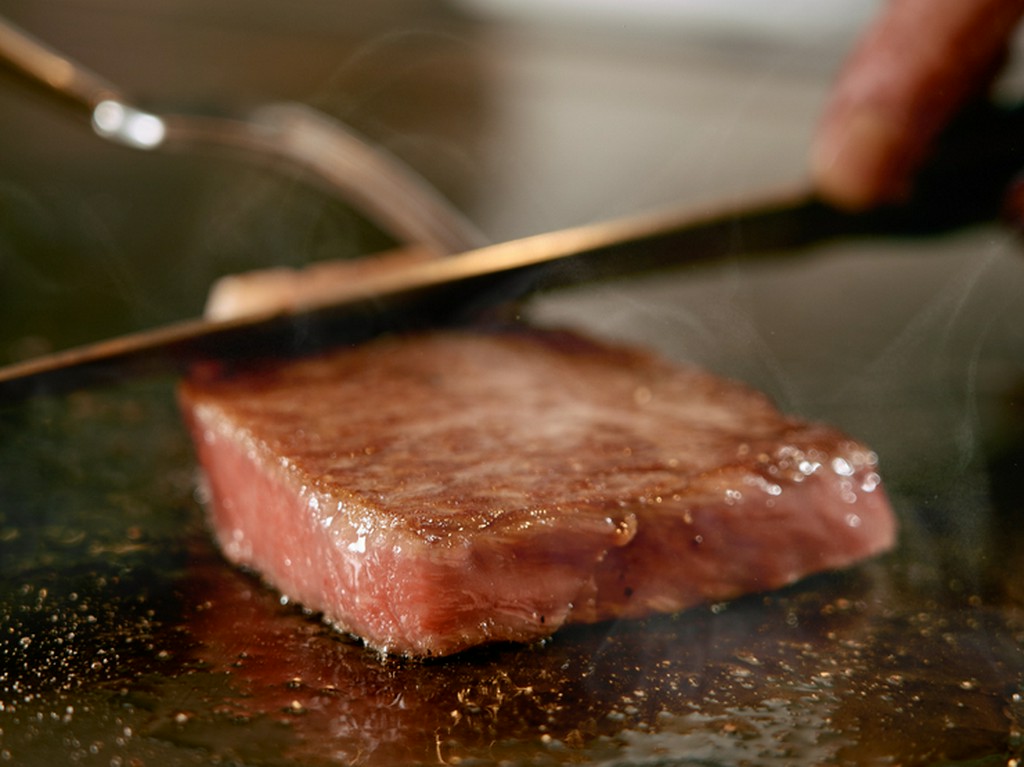 A5「松阪牛」をはじめとした国産牛を、本格的な鉄板焼きで堪能