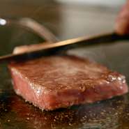 豊富なキャリアを持つ鉄板焼き職人が厳選する食材。A5ランク「松阪牛」をはじめとした国産牛が料理に使われます。融点が低く濃厚ながらあっさりとした旨み、風味豊かなものばかりが選ばれています。