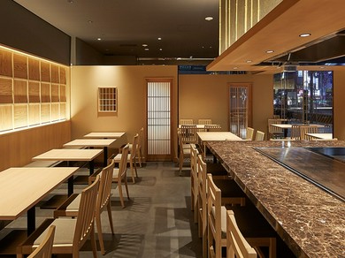 オシャレなカウンター席で、肩を並べて楽しむ鉄板焼デート