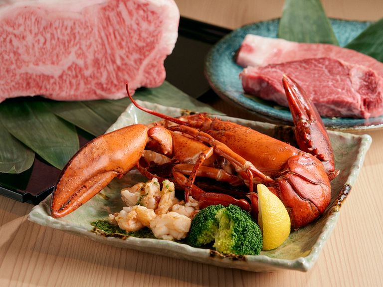 ライブ感ある鉄板焼きで味わう。オマール海老の旨みを最大限に引き出した一品『活けオマール海老(1尾)』