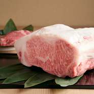 シェフが確かな目利きで厳選した、A5ランクの「松阪牛」サーロインを使用。均等に入った霜降りが多く、上質な脂をしっかりと味わえます。 一口噛めば肉汁が口いっぱいに広がる逸品です。
