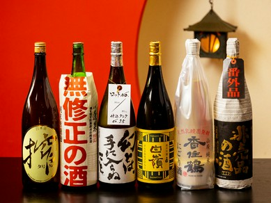 店主自ら選び抜いた日本酒。限定酒も多数用意