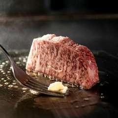 芳醇な肉の旨みを堪能できる『黒毛和牛サーロインステーキ』