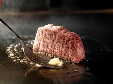 芳醇な肉の旨みを堪能できる『黒毛和牛サーロインステーキ』