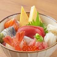 寿司の味を左右するシャリには埼玉県産の厳選米を使用しています。自慢の寿司にはだしを効かせた自家製煮きり醤油、刺身にはさしみ醤油を使い分け、旨みをいっそう引き立てます。