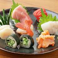 豊洲市場から毎朝届く新鮮な魚介を盛り込んだ贅沢な一皿です。鮪・白身・赤貝など、何をいただけるかはその日のお楽しみ。食材を見極める目に加え、あしらいや盛り付けにもセンスと技が光ります。