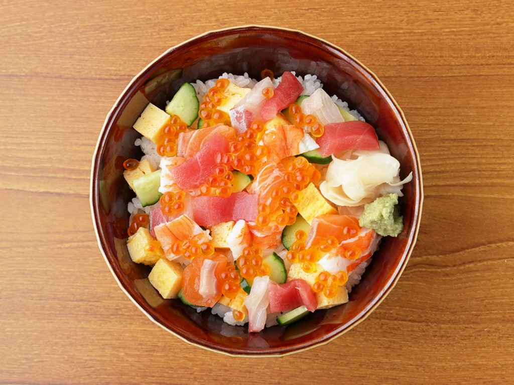 新鮮な海の幸をふんだんに盛り込んだ『ばらちらし』