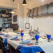 白を基調としたオシャレな店内。テーブルコーディネイトもゲストの利用目的に合わせて提案してくれます。お食い初め・還暦祝い等では赤を、結婚記念日・誕生日ではローズやピンクをと、特別な日を華やかに彩ります。