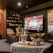 店内はゆったりとした佇まい。周囲にも気兼ねなく食事を楽しめる、落ち着いた雰囲気で満たされています。掘りごたつタイプの座敷スペースも完備されており、還暦・古希祝いといった場面にも足を運べます。