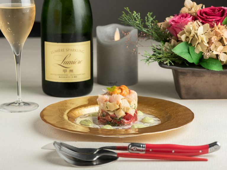 こだわりのグラスでいただく「サクラアワード」受賞ワイン