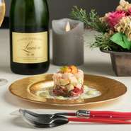 ワインは、日本の女性審査員によるワインコンペティション「サクラアワード（SAKURA AWARD）」受賞ワインより、選りすぐりのワインをセレクトしています。ワイングラスの総数も200個にものぼるとのこと。