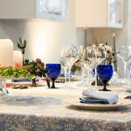 6～10名での貸し切り相談のほか、別途予算に合わせた花束やケーキの手配も可能です。DVDやWEB配信も楽しめる74インチの大型モニターも完備されているなど、設備・サービスともに充実しています。