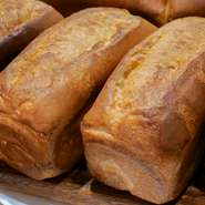 料理と共に提供される自家製のバタートップは、多くのファンを持つ逸品。発酵バターの豊かな風味を楽しめる焼きたてパンは、お土産としても評判の人気商品です。