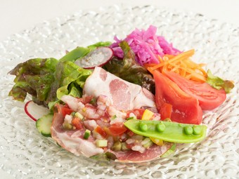 オススメのアラカルトメニュー『季節野菜と生ハムのサラダ』