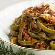 パスタの麺は、淡路島で人気の「PASTA FRESCA DAN-MEN」の生パスタを使用。『ほうれん草のタリアテッレ』『モッチリーニ』と、2種の異なるテイストから、好きなパスタを選べます。