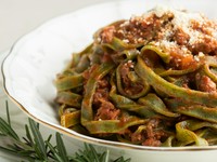 パスタの麺は、淡路島で人気の「PASTA FRESCA DAN-MEN」の生パスタを使用。『ほうれん草のタリアテッレ』『モッチリーニ』と、2種の異なるテイストから、好きなパスタを選べます。