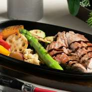 ジューシーさと旨みが特徴の、沖縄県産ブランド「琉香豚（りゅうかとん）」。季節の根菜のマリネを添えたステーキは、ぜひ一度賞味いただきたい逸品。幅広い世代に親しまれているメニューです。