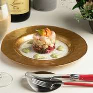 コース・アラカルトは毎月異なるため、一年を通してさまざまな料理と巡り合えます。写真はコース内の前菜として提供している『魚介のタルタル』。明石の卸市場で仕入れた、新鮮な季節の鮮魚を使用しています。