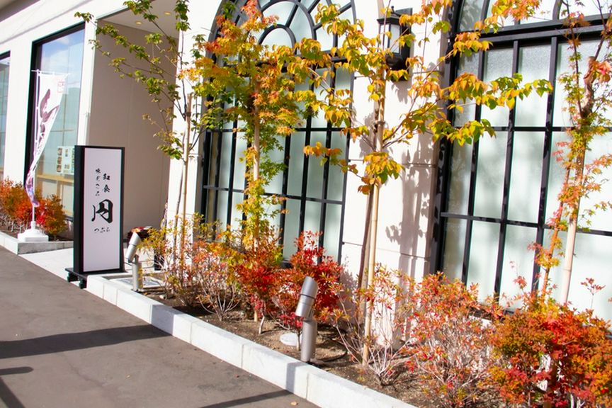 円山公園駅から徒歩1分。人気結婚式場1階の日本料理店