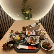 赤ちゃんが生まれて100日目に行われるお食い初めやお誕生日、還暦や米寿のお祝いにはおめでたい料理が欠かせないもの。【円】では、参加者の年齢や好みに合わせて料理の内容をアレンジ可能。個室の予約はお早めに。