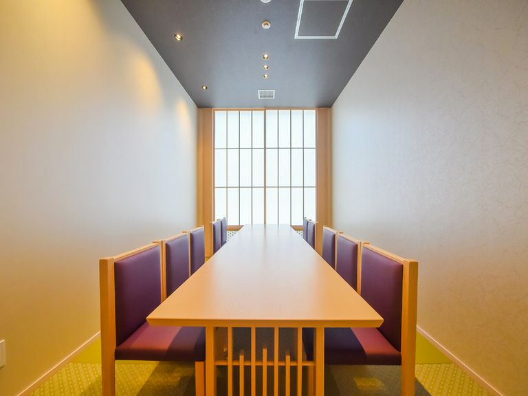 大小2つの個室を完備。両家の顔合わせや結納にオススメ