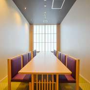 店内にはプライベート感あふれる畳敷きの個室が2つ用意されています。最大20名まで着席できる個室は、親族の集まりや宴会などにも使えそう。ワンランク上の上質空間で特別な時間が過ごせます。