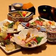 季節感あふれる『前菜』や鮮度抜群の『お造り』などが並ぶ珠玉のコースです。予算や好みを伝えて予約すれば“おまかせ”スタイルで内容をアレンジしてもらえるため、小さなお子さんや高齢のゲストも安心です。