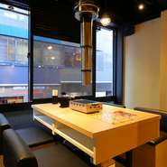 店内は、白を基調とした清潔感あふれる空間。カップルや夫婦など、大人デートにピッタリの一軒です。落ち着いた雰囲気に包まれながら、大切な人と過ごす、特別な一時はいかが。