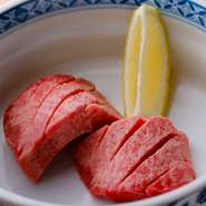 分厚くカットされたタンは食べ応えがあり、焼くと外はカリッと中は肉厚ジューシー。お酒との相性も抜群なので、お気に入りの一杯と共にいかが。