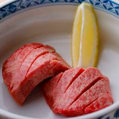 お酒に合うこと間違いなし！分厚くカットされた食べ応えのある一品『厚切りタン』