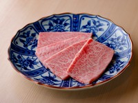 赤身と脂身のバランスが良く、肉本来の甘みと旨みを堪能できる『黒毛和牛A5上カルビ』