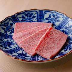 赤身と脂身のバランスが良く、肉本来の甘みと旨みを堪能できる『黒毛和牛A5上カルビ』