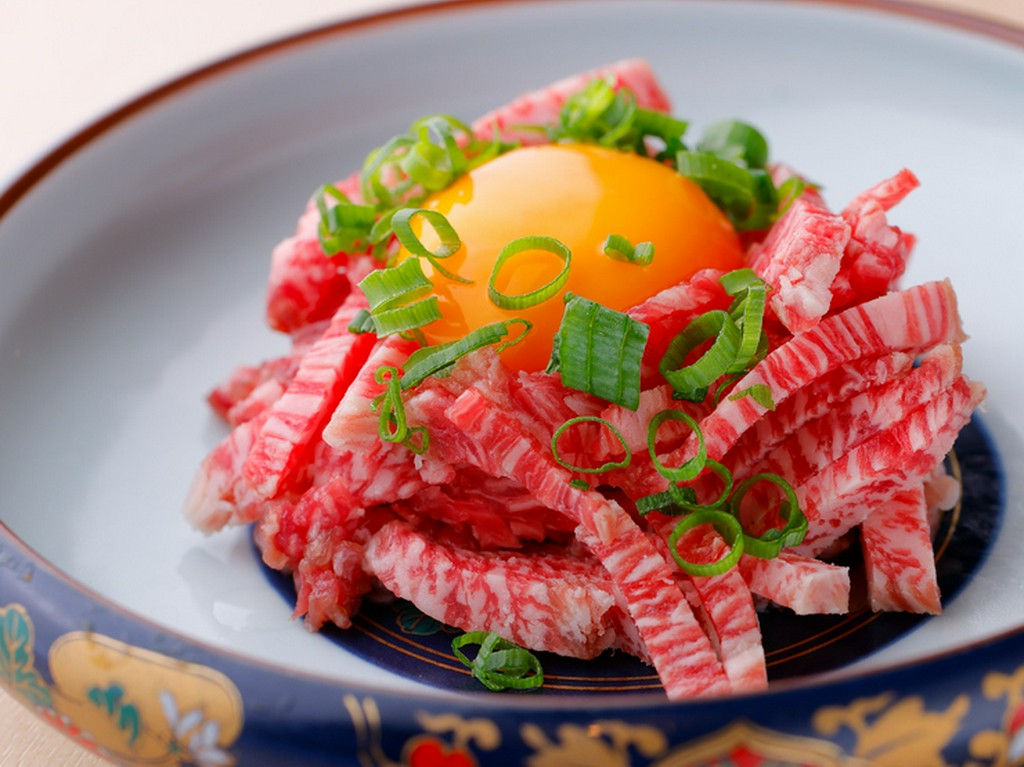 まずはこれをオーダー。黒毛和牛の甘みと厳選卵の絶妙なコンビネーション『レアステーキユッケ』