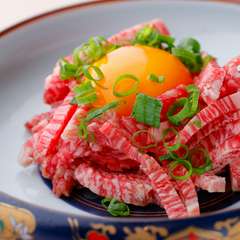 まずはこれをオーダー。黒毛和牛の甘みと厳選卵の絶妙なコンビネーション『レアステーキユッケ』