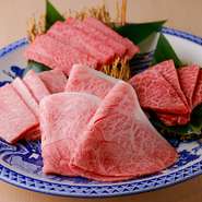 店の看板メニューのひとつである『神田盛り』。上カルビやしゃぶロースなど、人気の部位を集めた盛り合わせです。厳選された部位を贅沢に堪能できる一皿です。