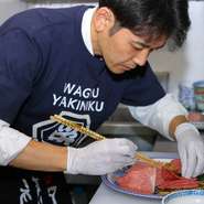 「とにかく焼肉を楽しんでほしい」と語る大澤氏。明るいスタッフの元気な掛け声と、アットホームな雰囲気が魅力です。老若男女問わず、楽しく心躍る一時を過ごせる空間づくりに取り組んでいます。