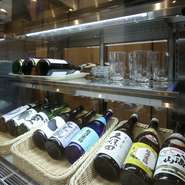 店主の出身地、新潟の地酒を20種以上取り揃え。人気銘柄から知る人ぞ知る地元酒までが揃い、純米酒・純米吟醸が中心。『八海山』『越乃寒梅』『久保田』の3種飲み比べセット、佐渡の銘酒『真稜　至』などをぜひ！