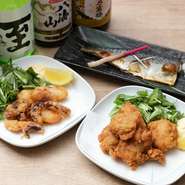 マイペースでくつろぐシーンにぴったりのカウンター席も用意。刺身や揚げ物などの一品料理は、程良いボリュームでリーズナブル。一人でいろいろな皿とお酒を楽しめ、懐に優しい価格。気取りのない雰囲気も魅力です。