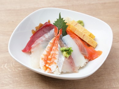 握り寿司や海鮮丼、揚げ物などの一品料理をテイクアウトできる
