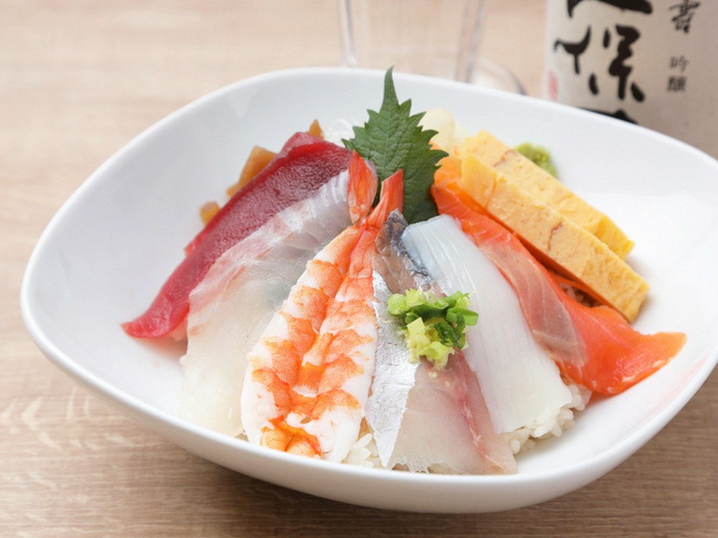 新潟の地酒と共に味わいたい！多彩なネタが集う『海鮮丼』