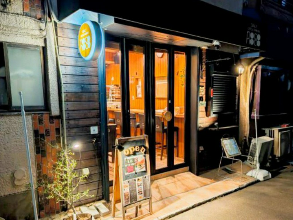 オレンジの「noconoco」と「泉龍」の看板が目印