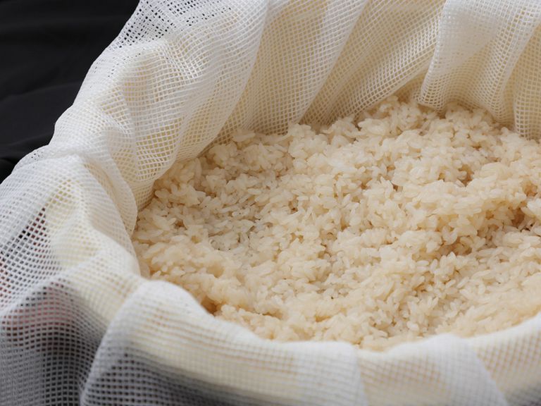 佐渡産米と赤酢でつくるシャリが絶品