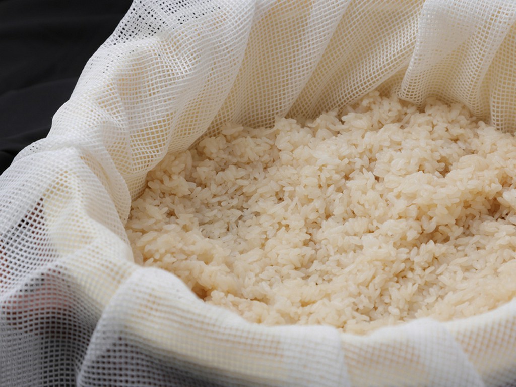 佐渡産米と赤酢でつくるシャリが絶品