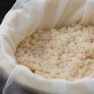 ネタの風味と食感を引き立てるシャリの旨さが評判。米は店主の妻の実家でつくる佐渡産コシヒカリを使用。
