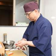 幅広い年代に向く寿司と一品が揃い、上質食材を丁寧に調理し、安全・安心なおいしい料理を提供。一人、デート、家族、仲間となど多様なシーンに寄り添い、ゲストが思い思いにくつろげる店づくりに励んでいます。

