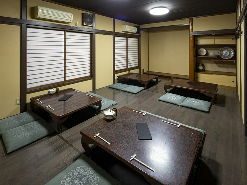 テーブルを囲み、ざっくばらんな会食を満喫できる場所