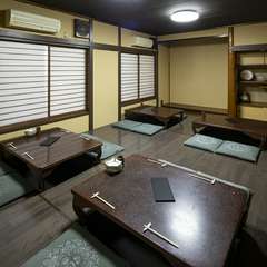 テーブルを囲み、ざっくばらんな会食を満喫できる場所