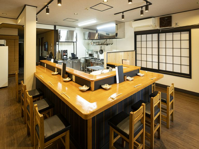 一人でのんびりとお酒や和食をたしなむカウンター